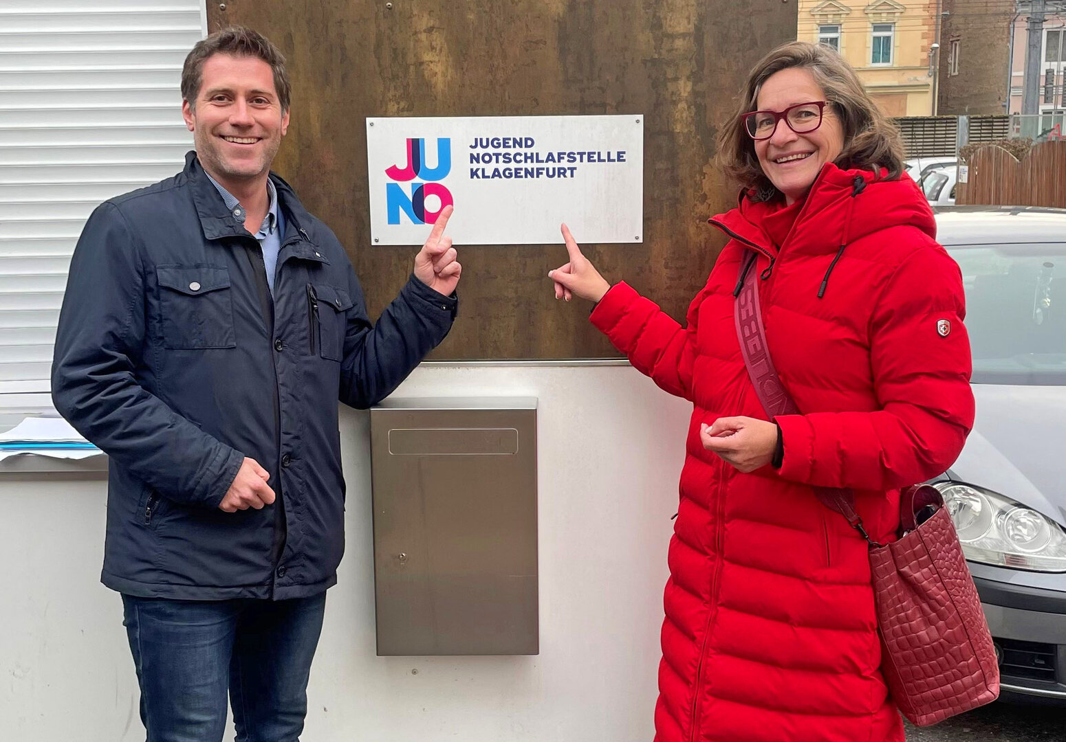 Jungendreferentin Stadträtin DI Constance Mochar und Finanzreferent Vizebürgermeister Mag. Philipp Liesnig besuchen die Betreiber der Jugendnotschlafstelle Klagenfurt. Foto: KK