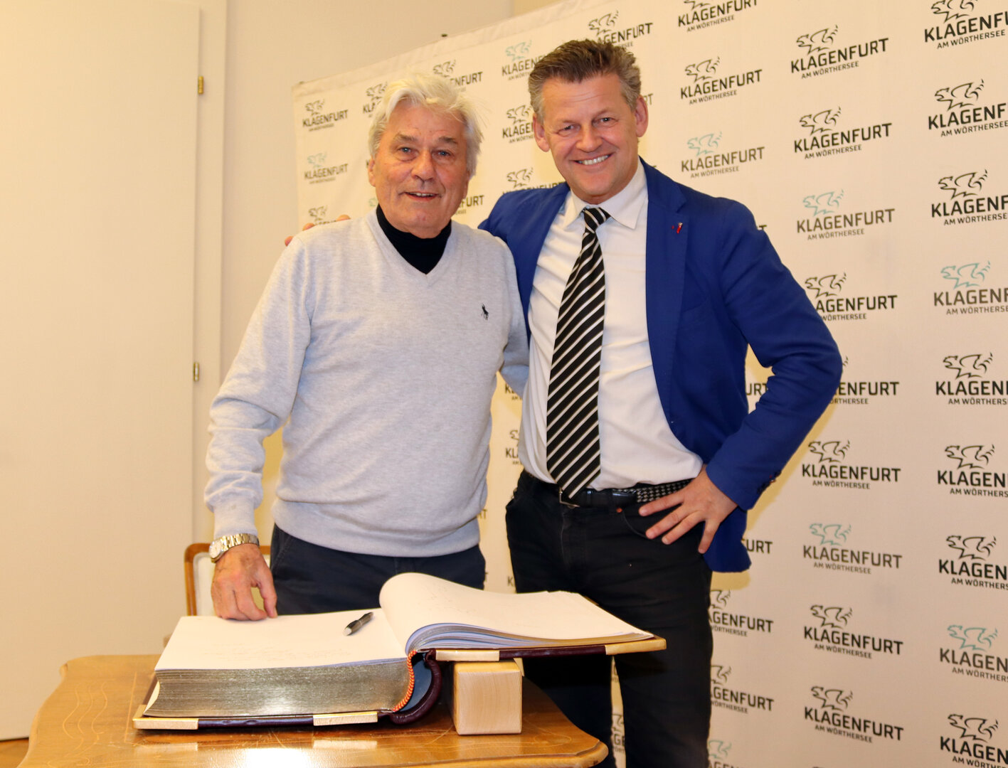 Tennislegende Hans Kary trug sich im Beisein von Bürgermeister Christian Scheider in das Goldene Buch der Stadt Klagenfurt ein.  Foto: StadtKommunikation/Zechner