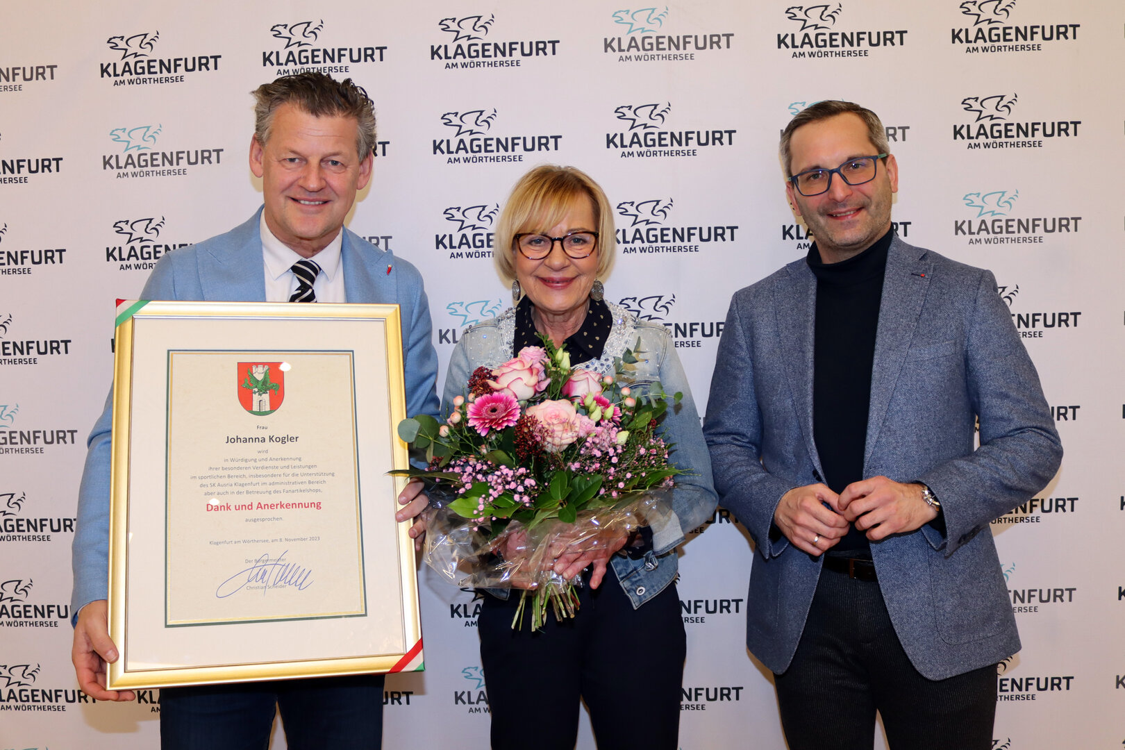 Bürgermeister Christian Scheider und Sportreferent Stadtrat Mag. Franz Petritz überreichen Johanna Kogler die Dank- und Anerkennungsurkunde der Stadt. Foto: StadtKommunikation/Zechner