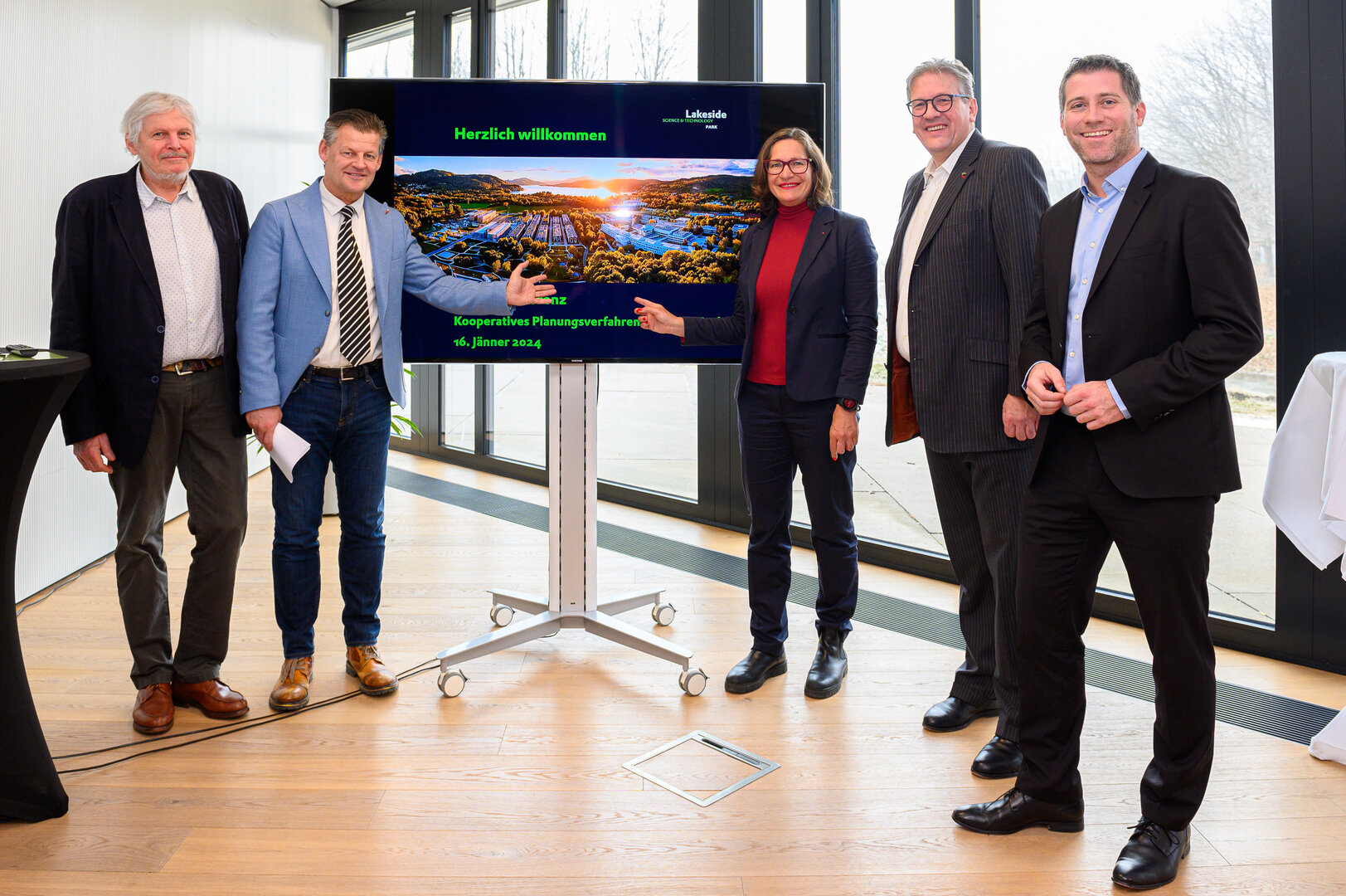 Präsentierten das kürzlich gestartete kooperative Planungsverfahren zur nächsten Erweiterung des Lakeside Parks: Dr. Robert Korabl (Leiter des kooperativen Planungsverfahrens), Bürgermeister Christian Scheider, Stadträtin DI Constance Mochar sowie Mag. (FH) Bernhard Lamprecht (Geschäftsführer Lakeside Science & Technology Park) und Vzbgm. Mag. Philipp Liesnig. (v.l.)  Foto: StadtKommunikation /Hude