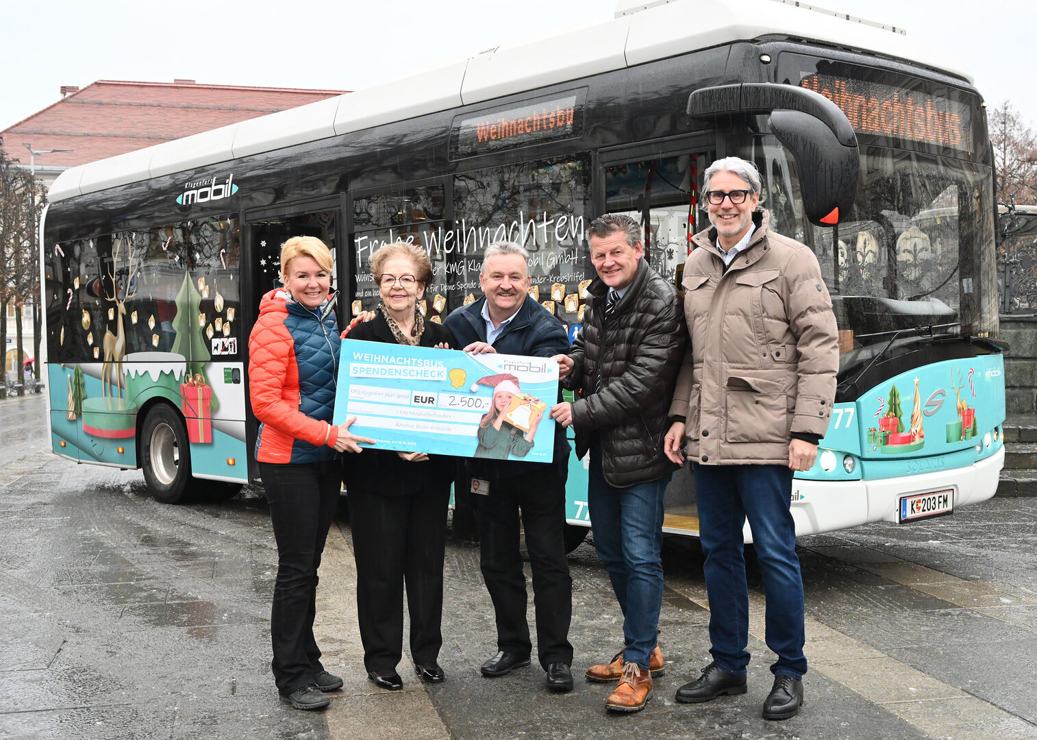 Stadträtin Sandra Wassermann, Evelyne Ferra (Obfrau Kärntner Kinder-Krebshilfe), Günter Snieder, Bürgermeister Christian Scheider, KMG-Geschäftsführer Hansjörg Schusser Foto: STW/Bernhard Horst