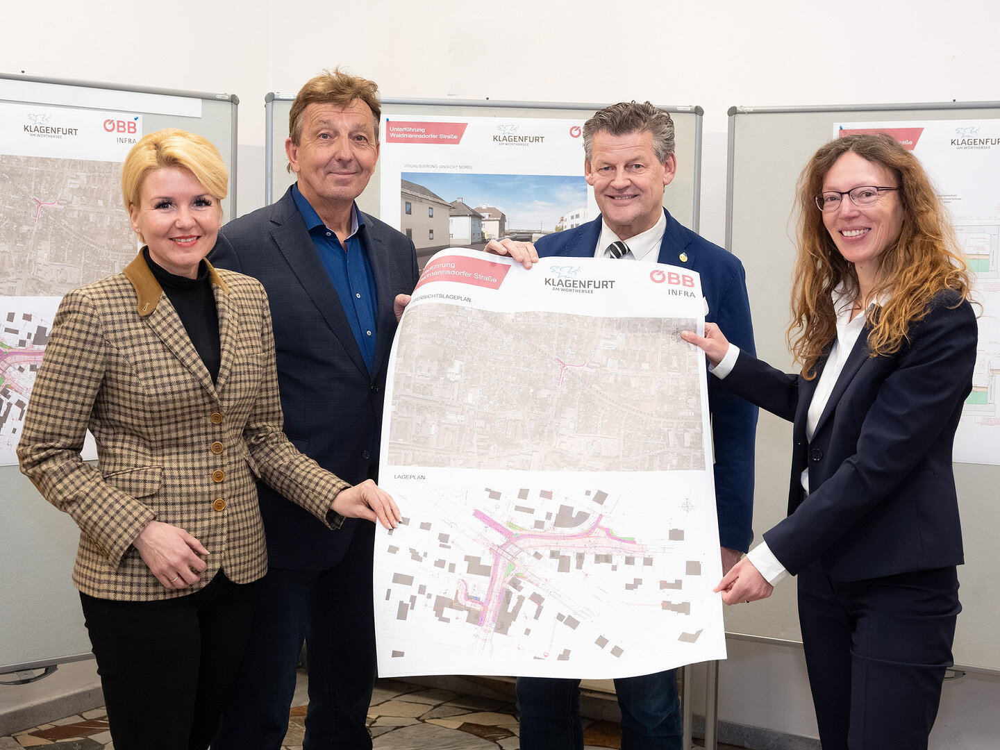 Straßenbaureferentin Stadträtin Sandra Wassermann, BA, Projektkoordinator ÖBB-Infrastruktur Klaus Berger, Bürgermeister Christian Scheider und Projektleiterin ÖBB-Infrastruktur AG Christiane Schiavinato präsentierten das Bauprojekt beim Bürgerinformationsabend im Gemeindezentrum Waidmannsdorf.