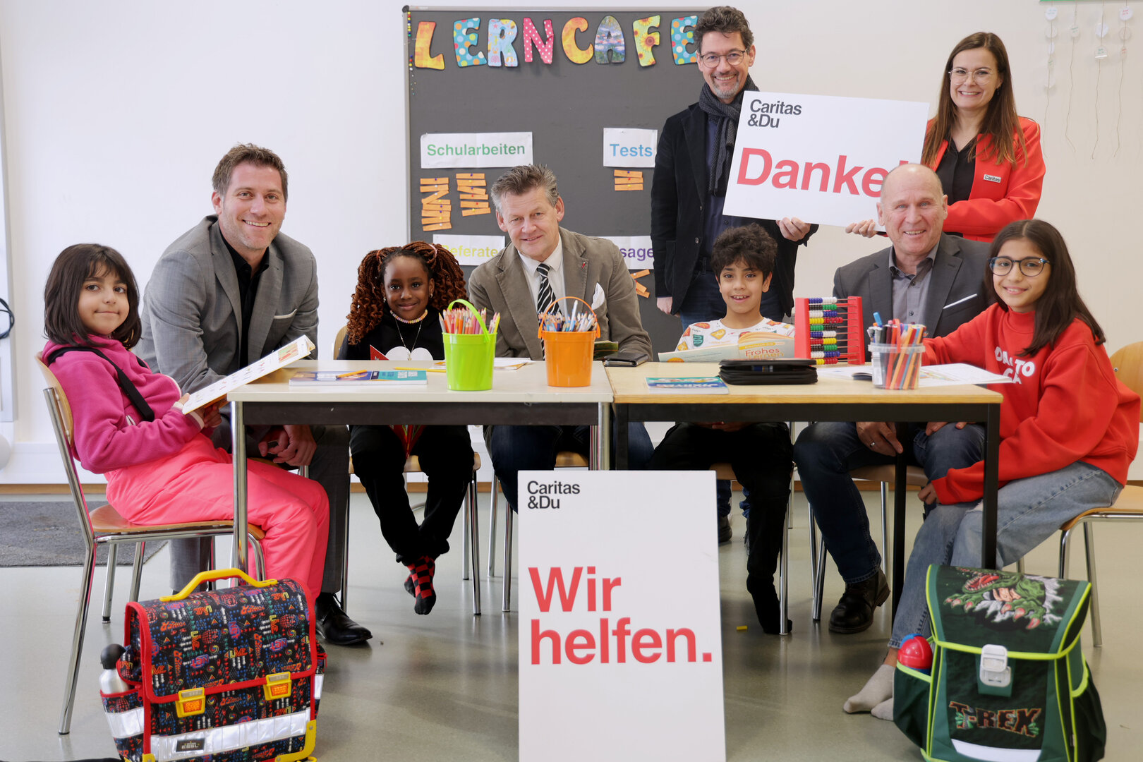Besuchten die Kinder im Lerncafé Concordia: Bildungsreferent Vizebürgermeister Mag. Philipp Liesnig, Bürgermeister Christian Scheider, Caritasdirektor Mag. Ernst Sandriesser und Roberta sowie Joachim Katzenberger, MA, Abteilungsleiter Soziales. Foto: Caritas / Wajand