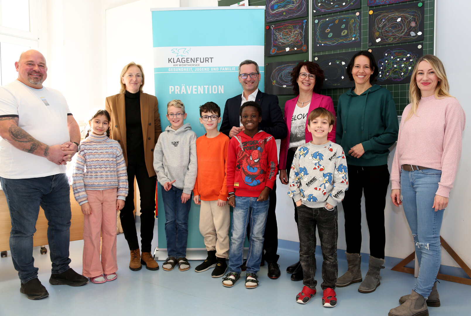 Zu Besuch in der VS 8, an der „Capless 4 School“ derzeit stattfindet: Workshop-Leiter Patrick Jaritz mit Dr. Birgit Trattler (Leiterin Abt. Gesundheit, Jugend und Familie), Gesundheitsreferent Stadtrat Mag. Franz Petritz, Dr. Tatjana Kampus (Präventionsstelle) sowie MMag. Dr. Angela Hensel (Direktorin der VS 8) und Lehrerin Carmen Fera mit einigen Schülern.   Foto: StadtKommunikation / Krainz