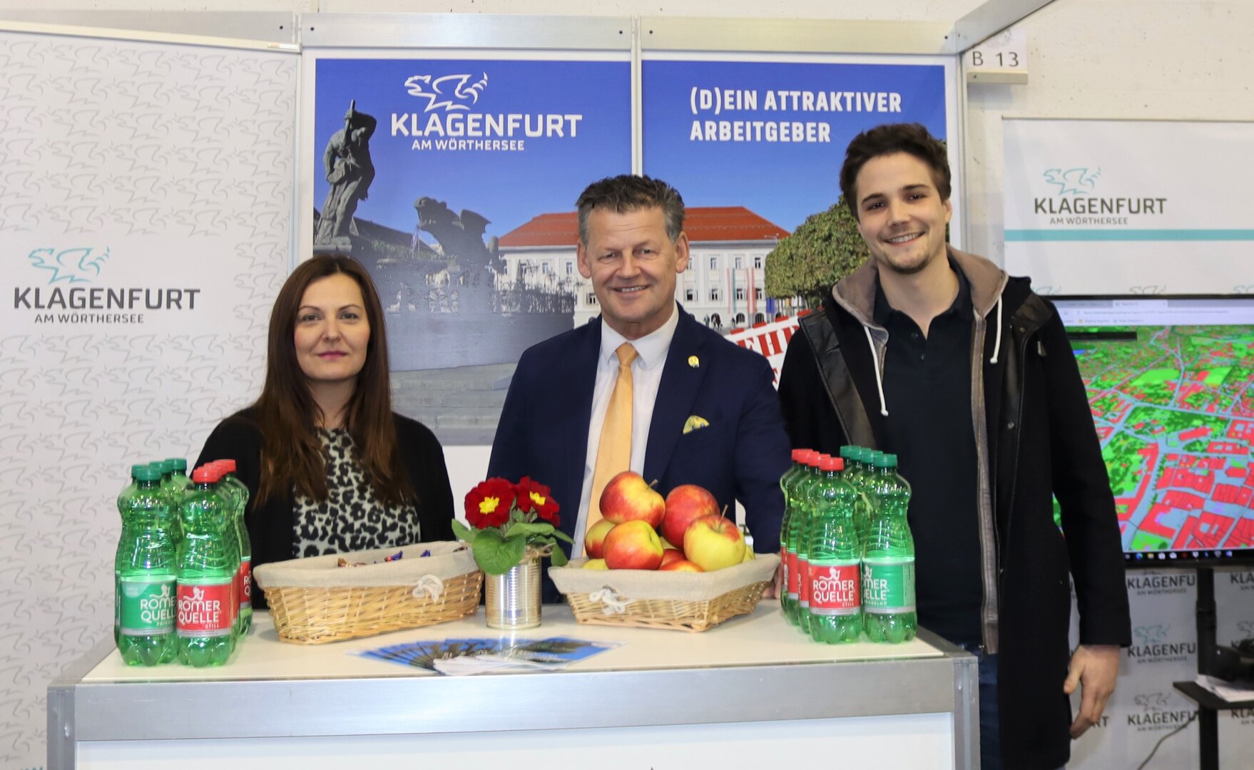 Bürgermeister Christian Scheider besucht den Stand mit Mitarbeiter der Abteilung Vermessung und Geoinformation und der Personalabteilung der Stadt Klagenfurt. Foto: StadtKommunikation/Zechner