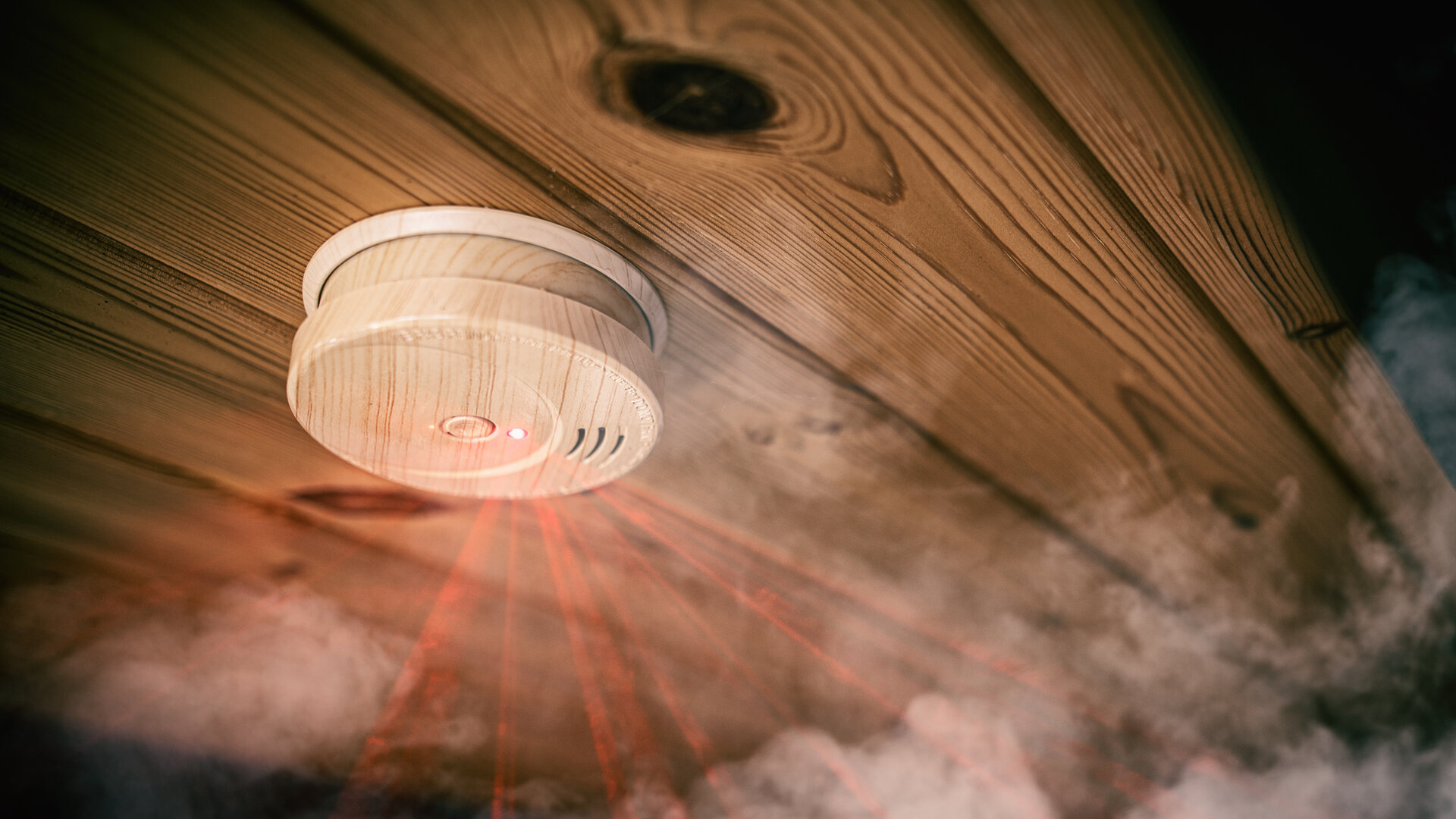 Für Personen mit Gehörbeeinträchtigung gibt es spezielle Melder mit intensiven Lichtblitzen als Warnsignal.