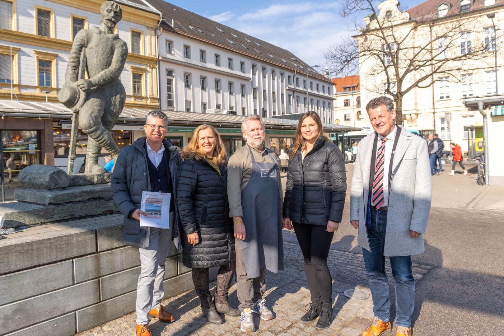Thomas Egger, MSc, Geschäftsführer des Beratungsunternehmens Egger und Partner, die Marktsprecher Claudia Rogatschnig und Christian Cabalier, Marktkoordinatorin Martina Derhaschnig und Marktreferent Bürgermeister Christian Scheider.  Foto: StadtKommunikation/Wiedergut
