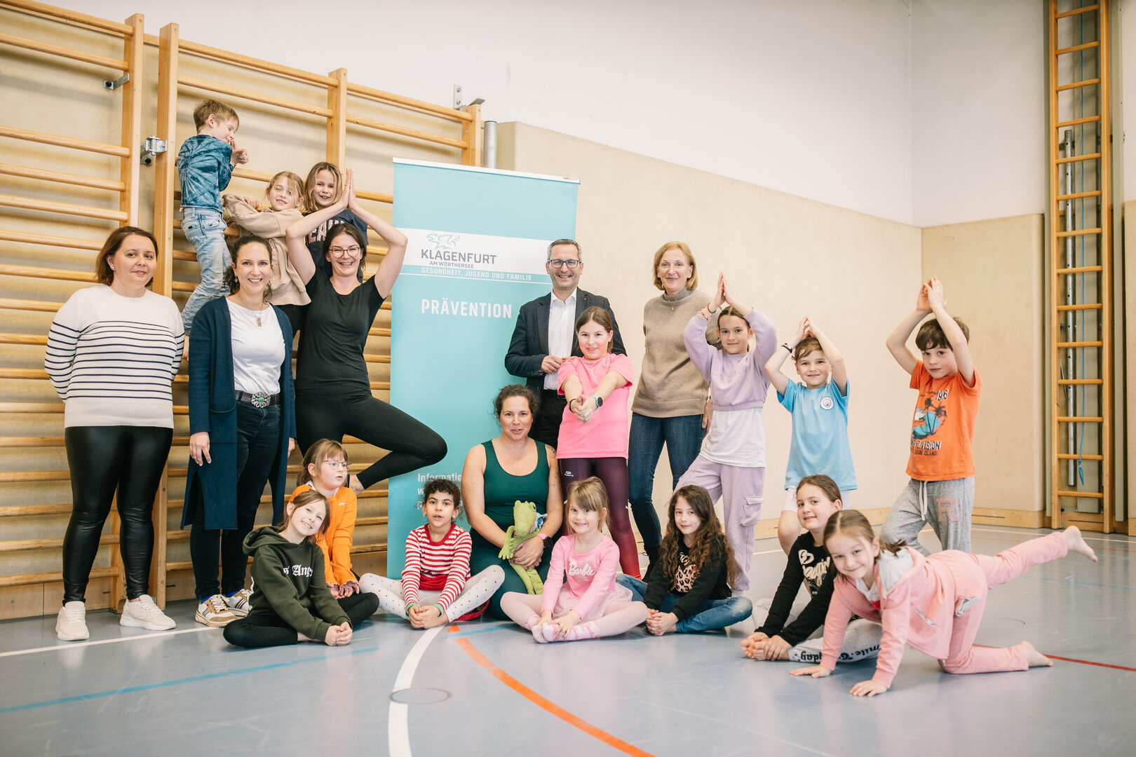  In der schulischen Nachmittagsbetreuung der Volksschule Annabichl  wird nun das KROKI-Kinderyoga angeboten und die Kinder sind begeistert. Foto: StadtKommunikation/Zangerle