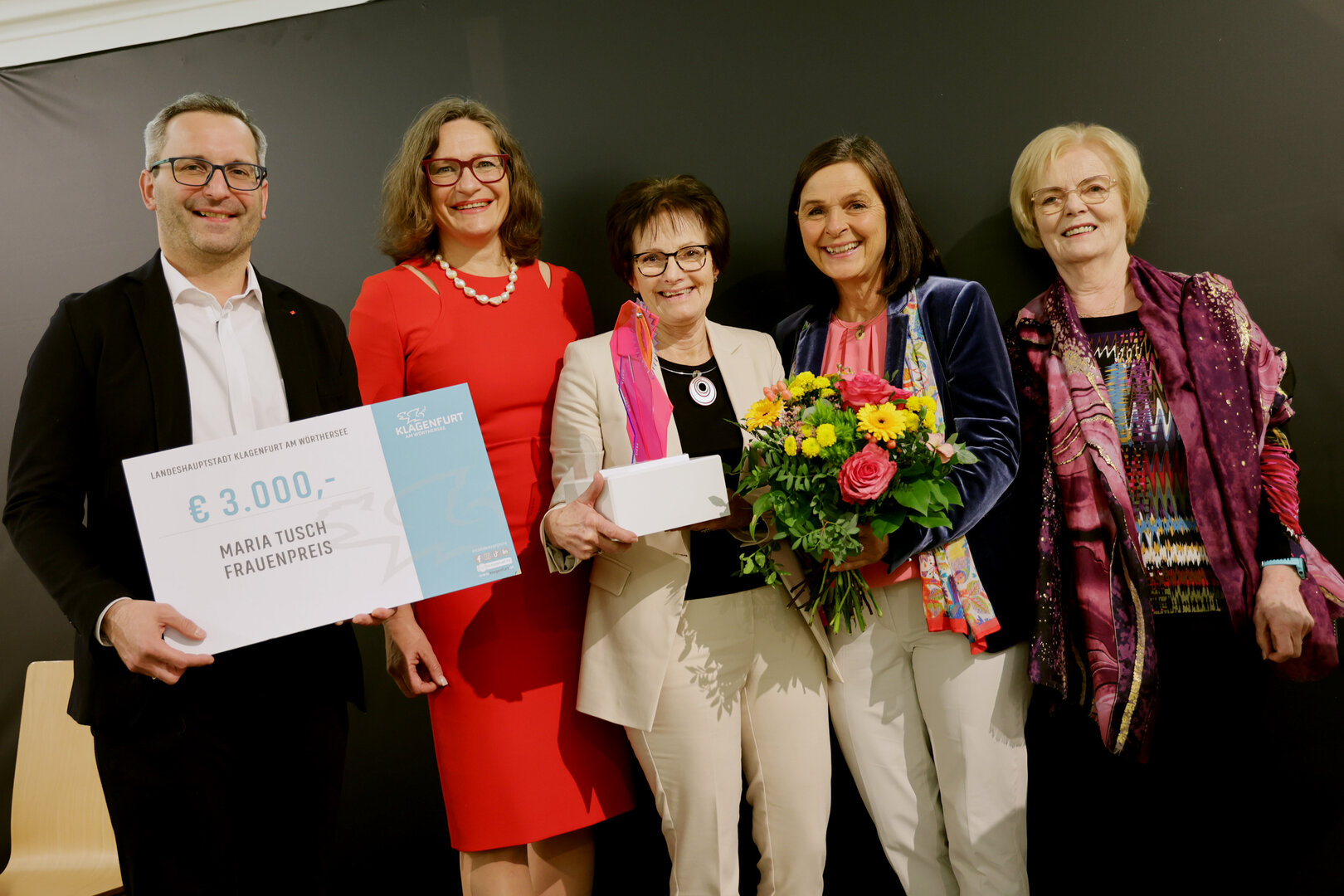  V.l.: Kulturreferent Stadtrat Mag. Franz Petritz, Frauenreferentin Stadträtin Dipl.  Ing. Constance Mochar, Preisträgerin Maria Cervenka, Mag. Astrid Malle (Leiterin Frauenund Gleichbehandlungsbeauftragte) und Laudatorin Rosi Lederer Foto: StadtKommunikation / Wajand