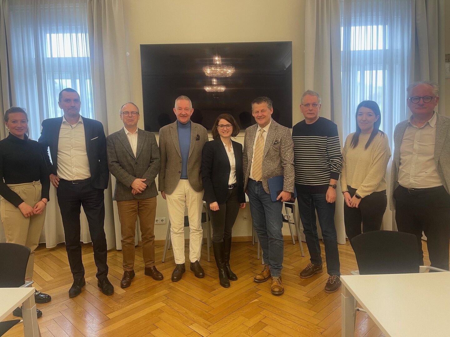 Bürgermeister Christian Scheider und Vizebürgermeister MMag. Dr. Alexander Kastner mit den Verantwortlichen der gemeinnützigen Wohnbauträger beim ersten Wohnbaugipfel.  Foto: Büro Vizebürgermeister