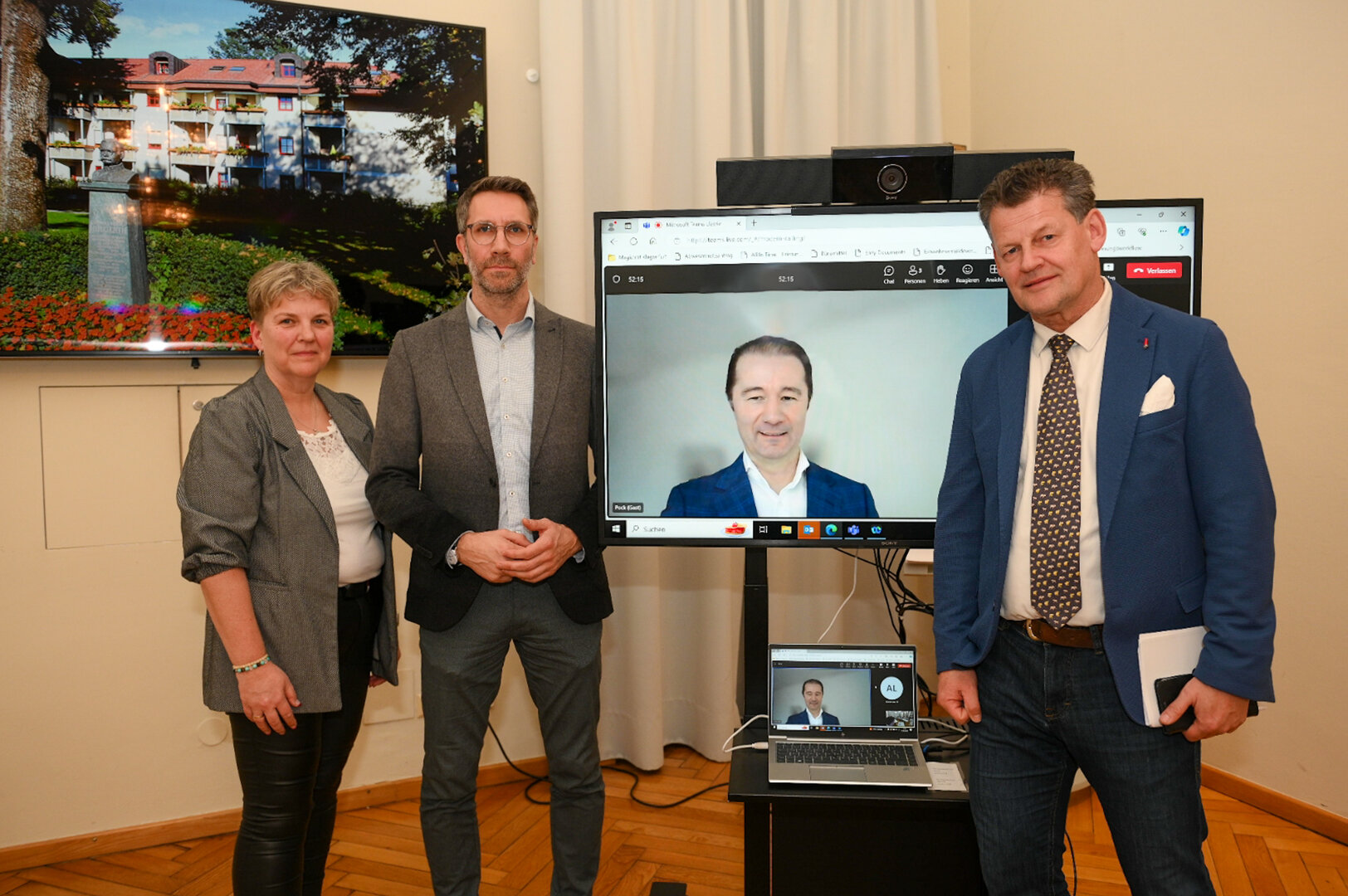 Elke Brunner, MBA (Geschäftsführerin Klagenfurt Pflege GmbH), Mag. Alexander Lubas (Projektkoordinator), der über Videocall zugeschaltete Verfahrensexperte Dr. Ralf Pock und Bürgermeister Christian Scheider informierten zum aktuellen Stand beim Projekt Hülgerthpark.