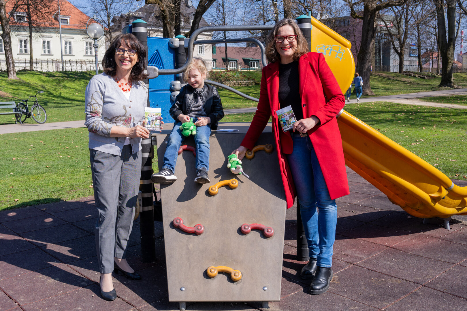 Pauli freut sich zusammen mit Stadträtin DI Constance Mochar und Astrid Kumer-Daxerer über den neuen Spielplatzführer. Foto: StadtKommunikation/Kulmer