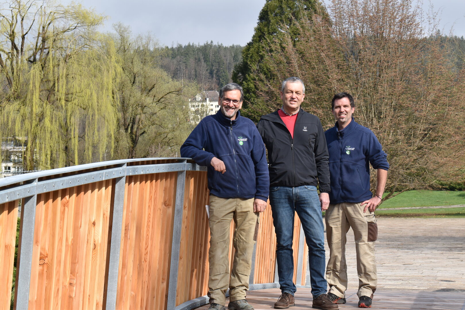 Gemeinsam mit Mitarbeitern des Stadtgartenamtes freut sich Stadtgartenreferent Stadtrat Max Habenicht über die neue Brücke im Zentrum des Europaparks. Foto: Büro Habenicht