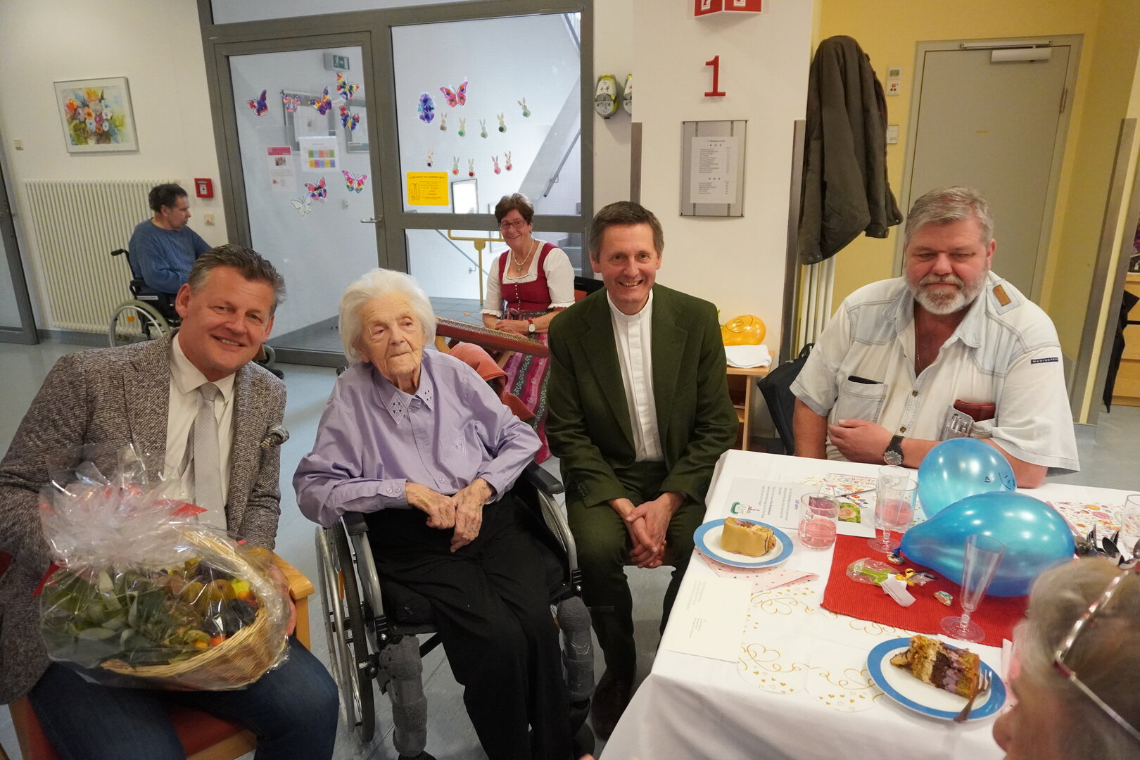 Bürgermeister Christian Scheider und Dompfarrer Dr. Peter Allmaier feierten zusammen mit Familie, Freunden und Hausbewohnern den Geburtstag  von Josefa Wiedenbauer.  Foto: StadtKommunikation/Wiedergut