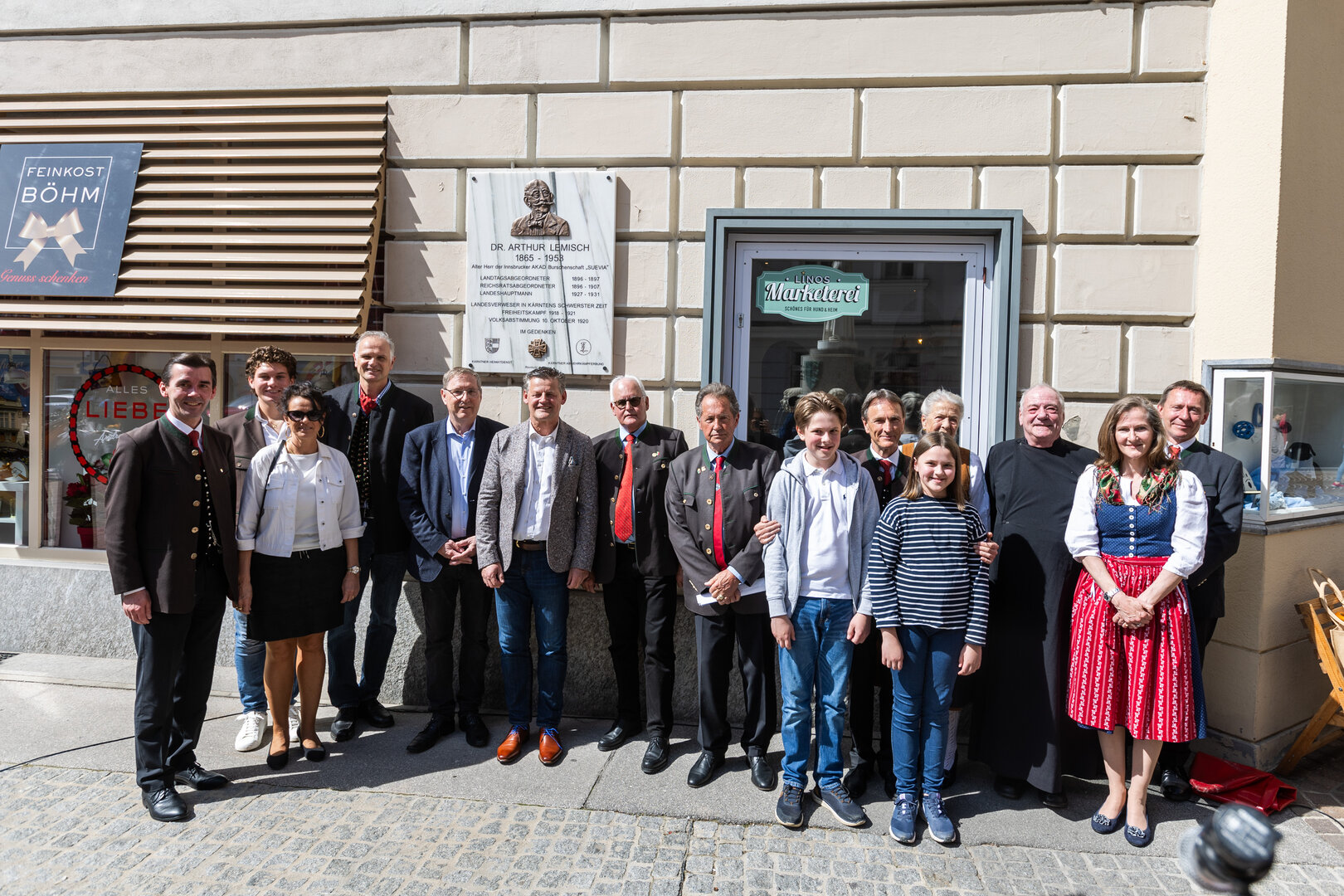 Die Gedenktafel in Anerkennung an Dr. Arthur Lemisch wurde heute am Dr.-Arthur-Lemisch-Platz präsentiert. Foto: StadtKommunikation / Zangerle