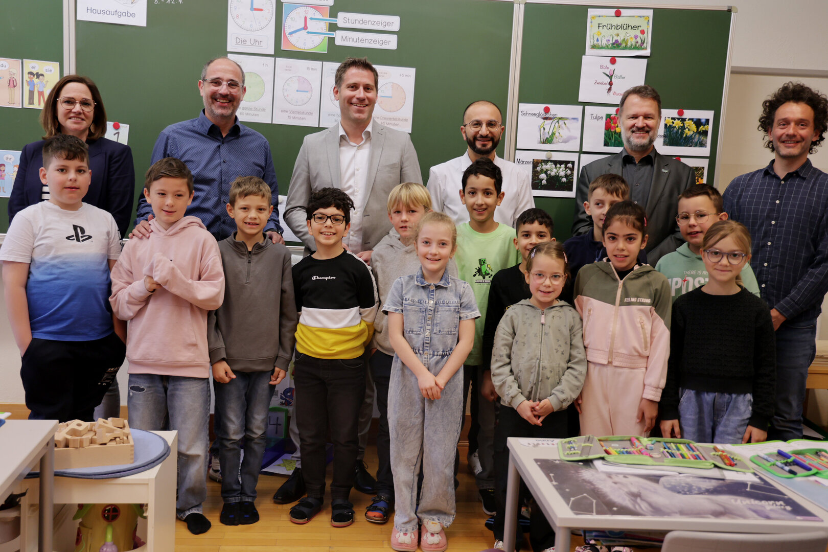 Auch die VS 12 Festung hat bei der Workshopreihe mitgemacht, v.l.: Klassenlehrerin Romana Bernthaler, Direktor Michael Hansche, Vzbgm. Mag. Philipp Liesnig, Sinan Tepe (Integrationsbeauftragter der Abt. Bildung) sowie Mag. Thomas Valent (Leiter der Abt. Bildung) und Workshopleiter Mag. Peter Stefanovic mit den Kindern.  Foto: StadtKommunikation / Wajand