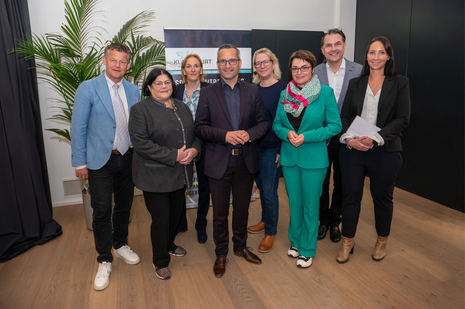 Bürgermeister Christian Scheider mit Gemeinderätin Ulrike Herzig, Dr. Birgit Trattler, Stadtrat Mag. Franz Petritz, Referentin Mag. Dr. Ute Andorfer, Landesrätin Dr. Beate Prettner, Referent Dr. Wolfgang Fardin und Mag. Kerstin Fanzott bei der 9. Fachtagung für Suchterkrankungen in Klagenfurt.  Foto: StadtKommunikation / Hude