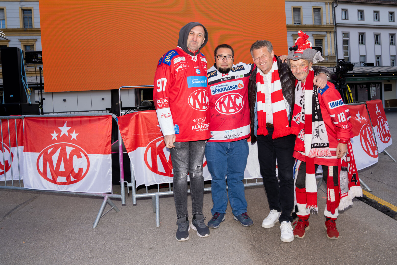 Bürgermeister Christian Scheider mit Fans auf dem Benediktinermarkt. Foto: SK/Kulmer