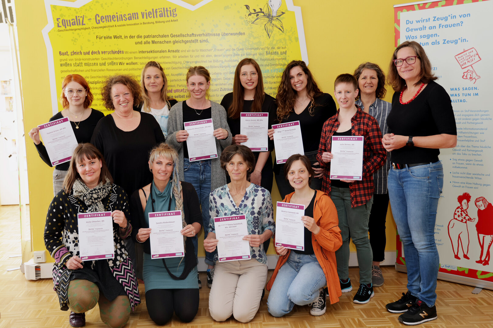 Frauenreferentin Stadträtin DI Constance Mochar mit den Vertreterinnen von Equaliz und den Absolventinnen des ersten ZENTRA-Lehrgangs in Klagenfurt. Foto: StadtKommunikation / Wajand