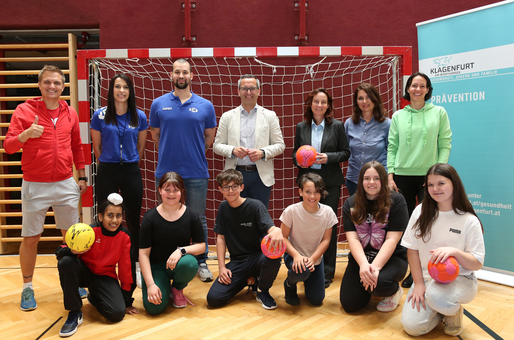 Schülerinnen und Schüler der MS St. Peter mit den Verantwortlichen aus Politik, Verwaltung, Bildungsdirektion und Sportvereinen bei „Sportverein trifft Schule‘“.  Foto: StadtKommunikation / Krainz