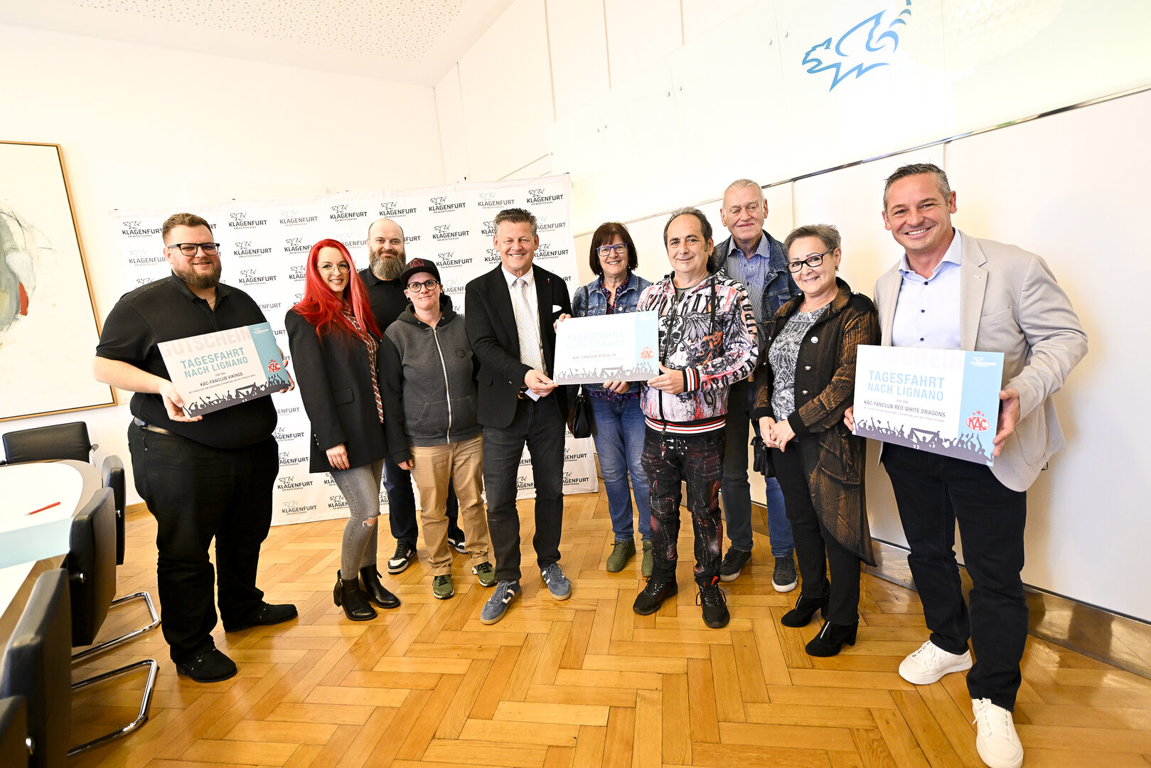 Bürgermeister Christian Scheider übergab im Rathaus Gutscheine für eine Lignano-Tagesfahrt an die Vertreter der KAC-Fanclubs.