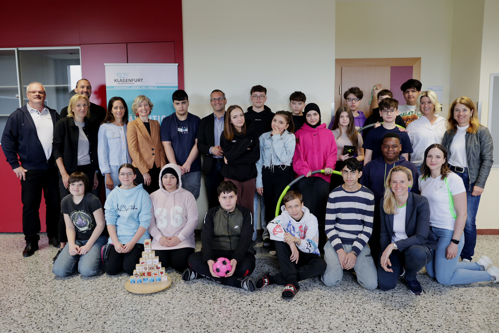Schülerinnen und Schüler der MS 2 Waidmannsdorf mit Vertreterinnen und Vertretern aus Politik, dem Verein „Down & Up“, der Präventionsstelle der Stadt, der ÖGK sowie Lehrern beim ersten Workshop. Foto: StadtKommunikation / Wajand