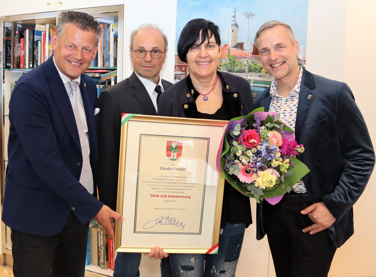Bürgermeister Christian Scheider, Chefredakteur der Kärntner Krone Hannes Mößlacher und Gemeinderat Michael Gussnig gratulierten Claudia Fischer zur Auszeichnung. Foto: StadtKommunikation/Zechner