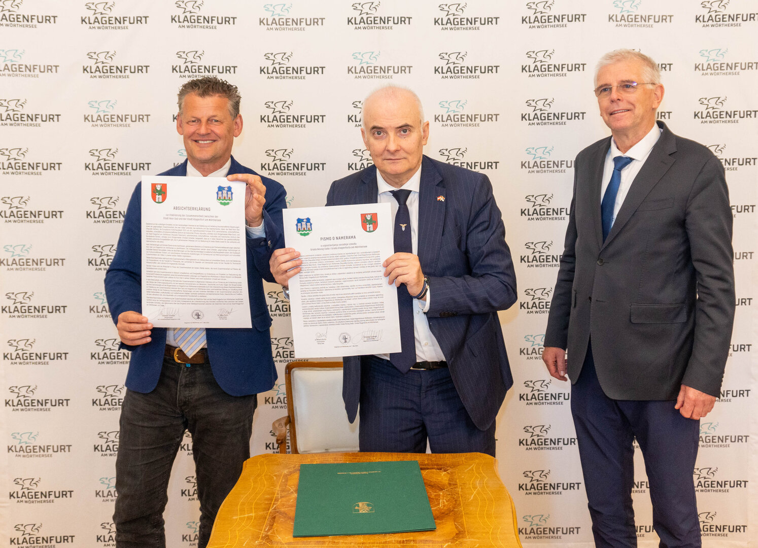 Bürgermeister Christian Scheider, Vizebürgermeister Aleksandar Petrović und Gemeinderat Prof. Mag. Alois Dolinar freuen sich über gemeinsame Kooperationen.