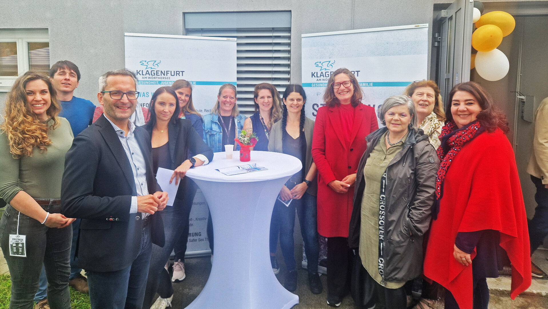 Das Streetwork-Team mit den Vertretern der Politik beim Tag der offenen Tür. Foto: SK / Glinik