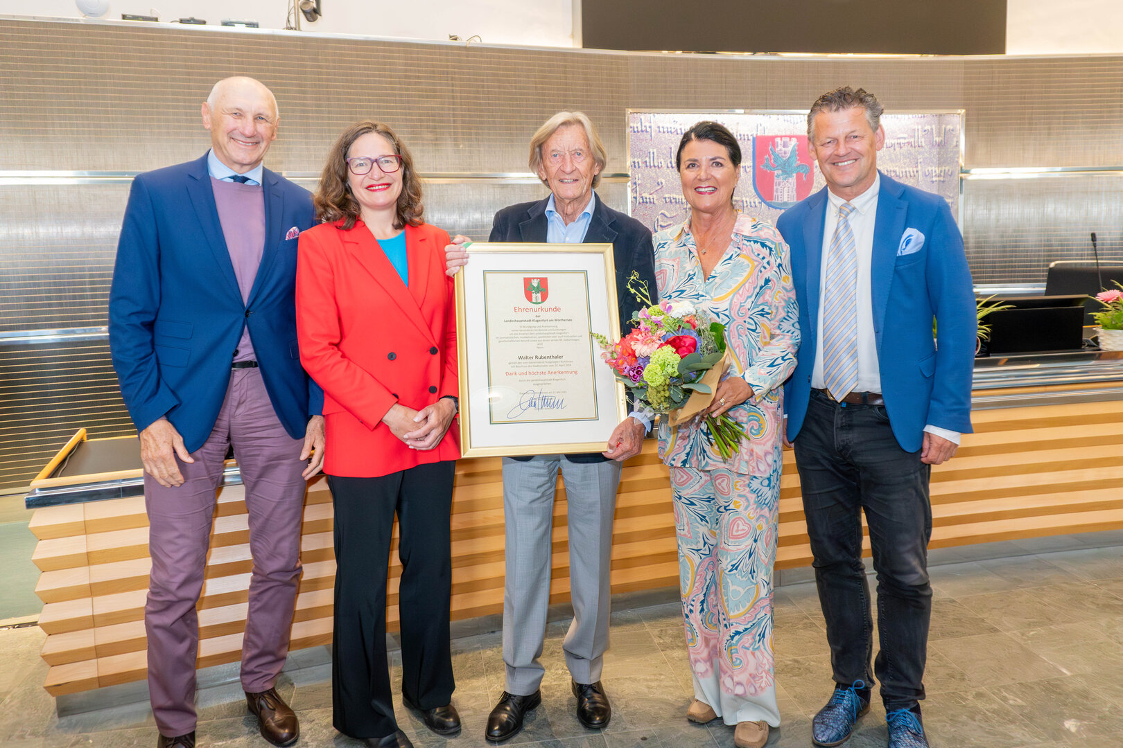 V.l.: Gemeinderat Dr. Manfred Mertel, Stadträtin DI Constance Mochar, Walter Rubenthaler mit seiner Frau Brigitte und Bürgermeister Christian Scheider.  Foto: StadtKommunikation/Wiedergut