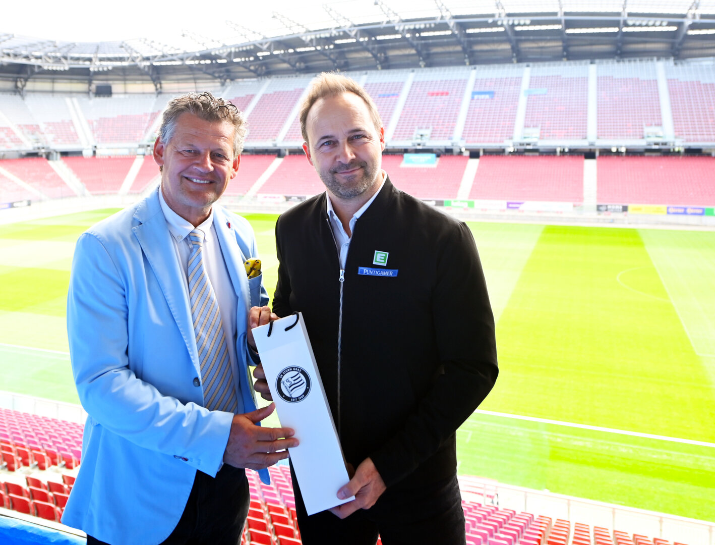 Bürgermeister Christian Scheider und Mag. (FH) Thomas Tebbich, Geschäftsführer Wirtschaft der SK Puntigamer Sturm Graz freuen sich auf die Spiele in Klagenfurt. Foto: StadtKommunikation/Pessentheiner