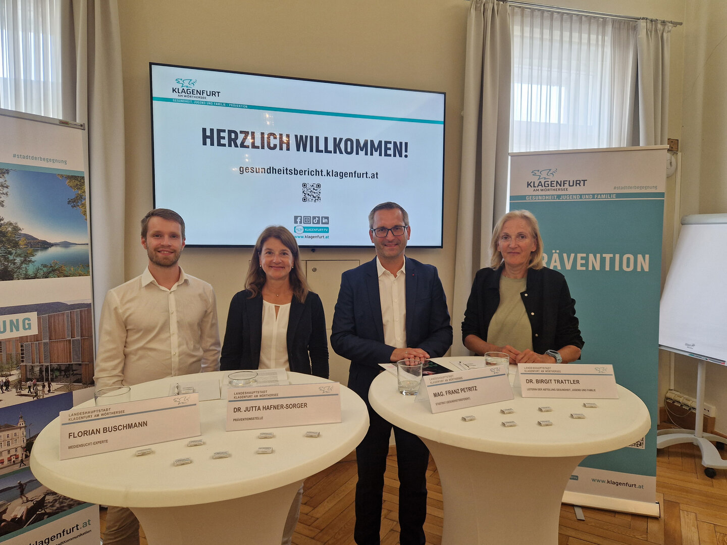 Stadtrat Mag. Franz Petritz freute sich mit Dr. Brigit Trattler (Leiterin der Abt. Gesundheit, Jugend und Familie) und Dr. Jutta Hafner-Sorger (Präventionsstelle), dass der bekannte Mediensucht-Experte Florian Buschmann in Klagenfurt zu Gast ist.  Foto: StadtKommunikation / Glinik