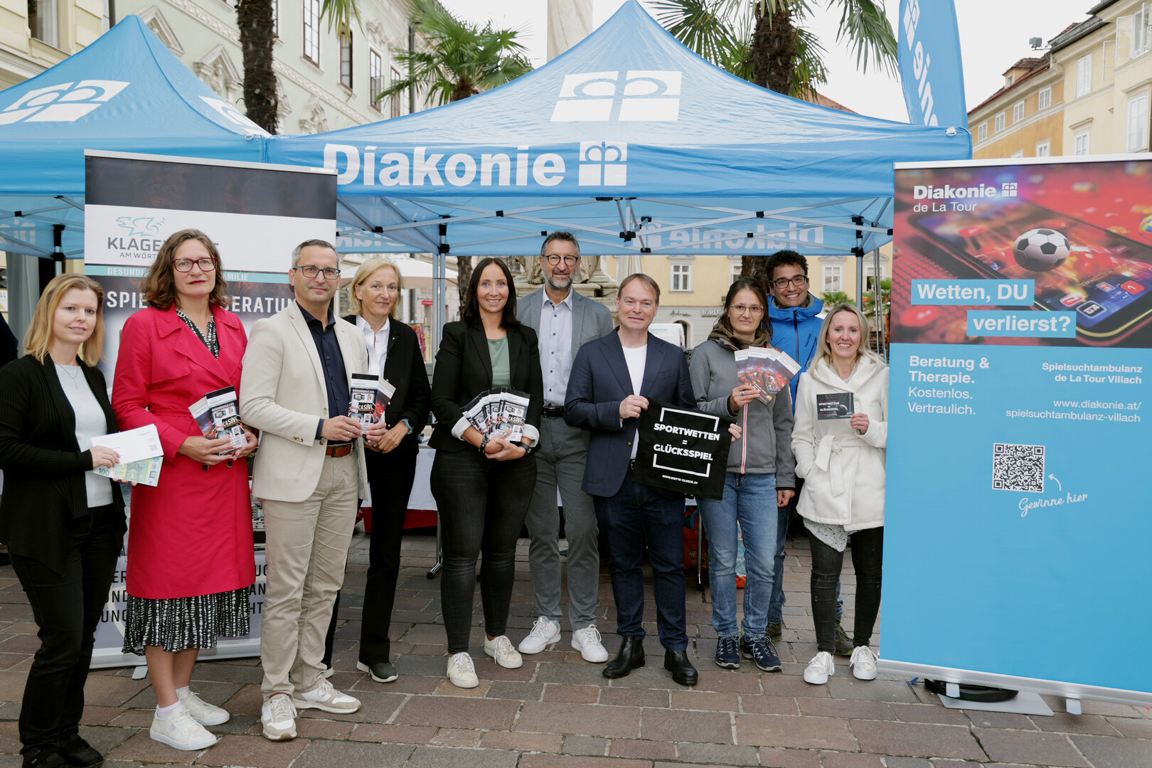 Gesundheitsreferent Stadtrat Mag. Franz Petritz besuchte heute mit Stadträtin DI Constance Mochar den Info-Stand am Alten Platz zum Thema Spielsucht, den die Diakonie de La Tour mit Unterstützung der städtischen Spielsuchtberatung organisiert hat.   Foto: StadtKommunikation / Wajand