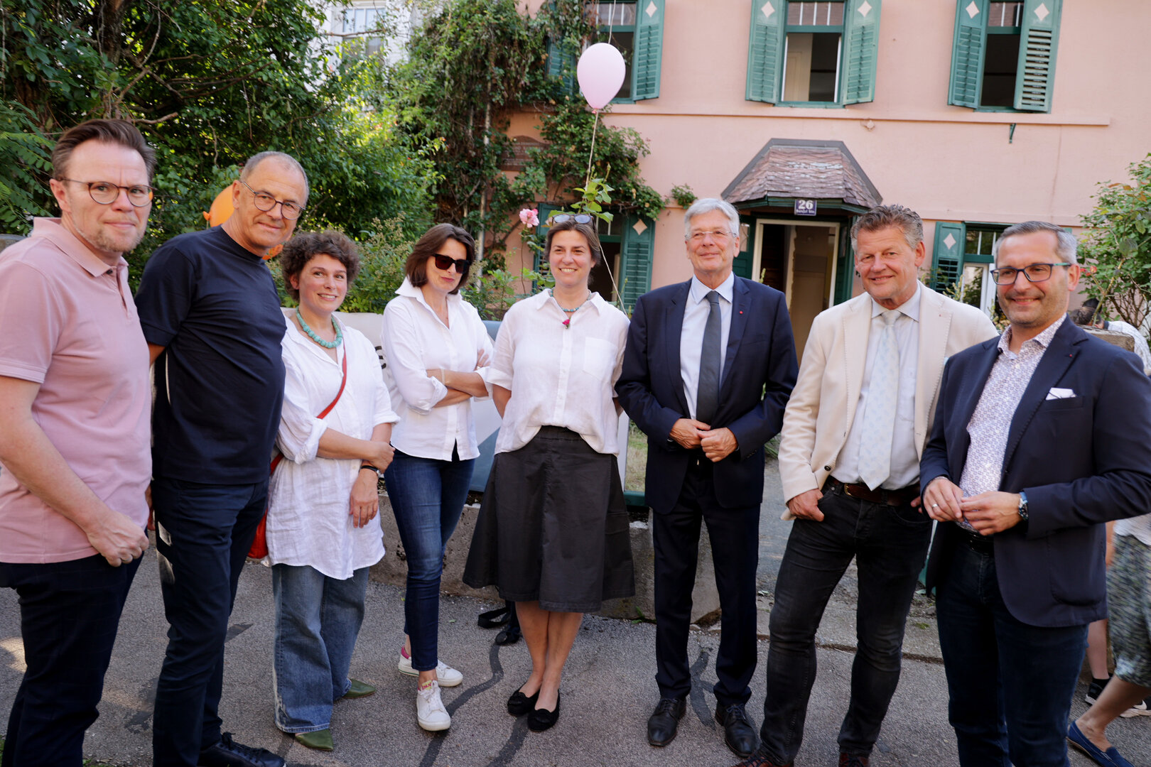 Die Pläne zum Bachmann-Museum wurden im Rahmen eines Straßenfestes in der Henselstraße präsentiert: Reinhard Bachl (Landesimmobilien), Wolfgang Muchitsch (Leiter Kärnten Museum), Constanze Drumm (Ausstellungsgestaltung), Katharina Herzmansky (Kuratorin Bachmann-Haus), Landeshauptmann Peter Kaiser, Bürgermeister Christian Scheider und Kulturstadtrat Franz Petritz. (v.l.)  Foto: StadtKommunikation / Wajand