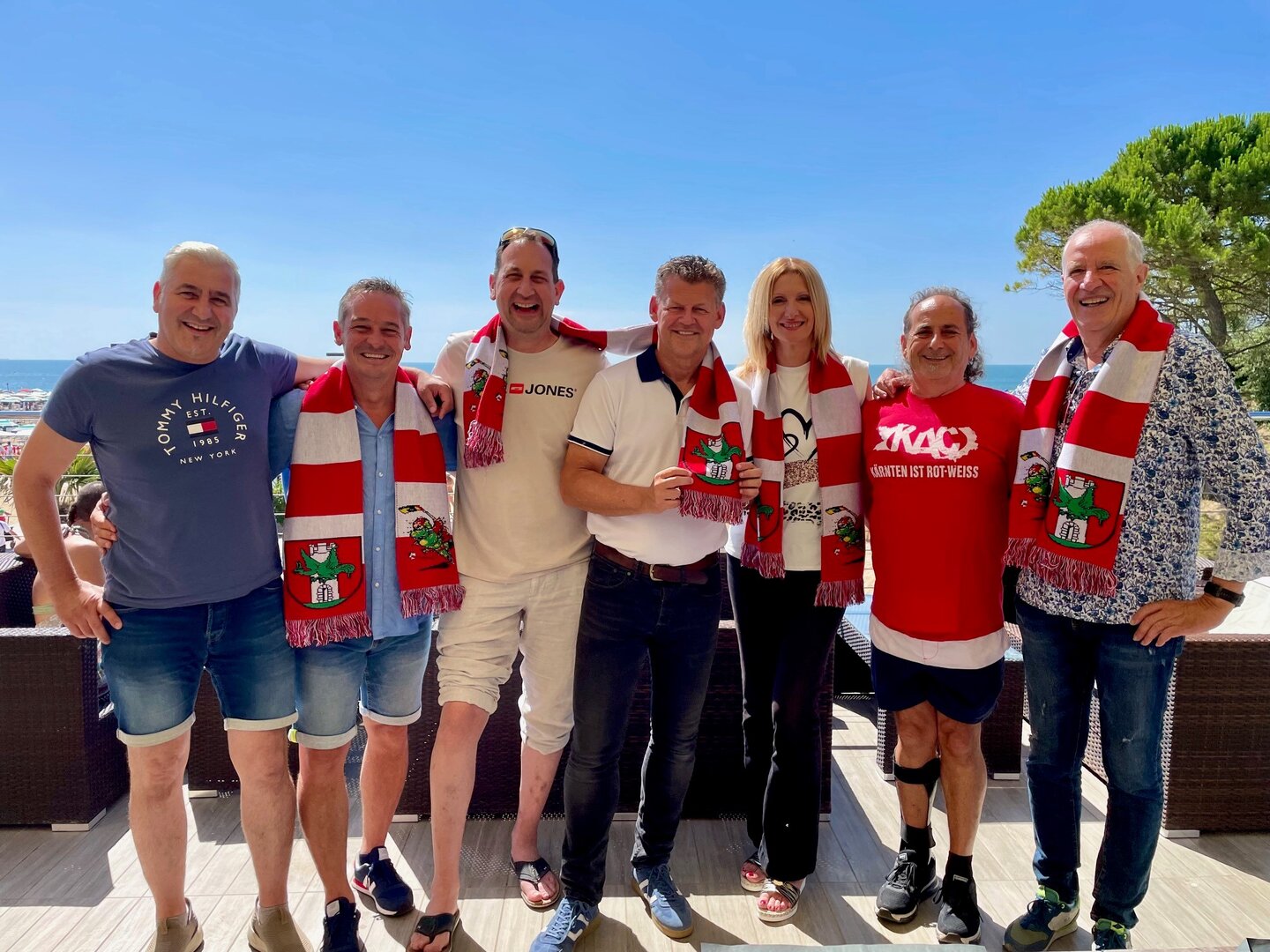 v.l. Walter Pulsinger (Obmann Stv. Red-White Dragons), GR Dieter Schmied, Harald Wank (Obmann Stv. Vikings), Bürgermeister Christian Scheider, Lignanos Bürgermeisterin Laura Giorgi, Hans Radl (Obmann Stiege 19) und Tourismusstadtrat Massimo Brini in der italienischen Partnerstadt Lignano. Foto: StadtKommunikation