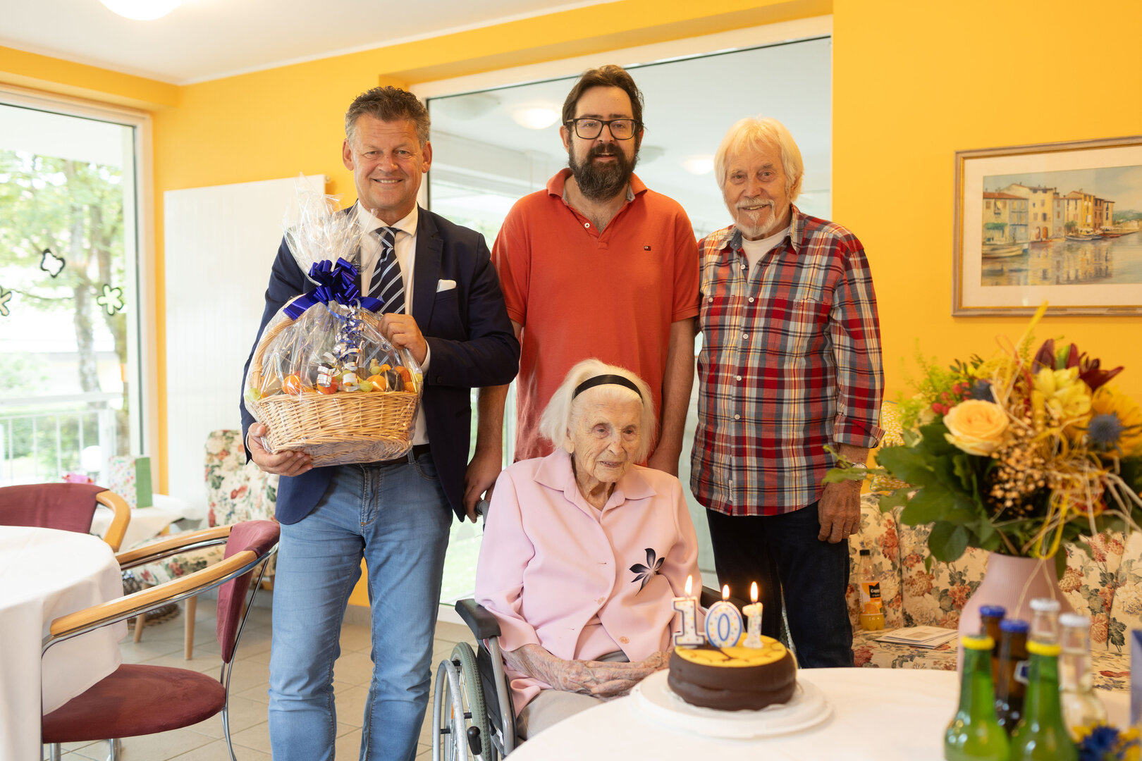 Bürgermeister Christian Scheider gratulierte Erna Lukas im Beisein ihrer Familie (Enkel Markus Todem und Schwiegersohn Franz Todem) zum 101. Geburtstag.  Foto: StadtKommunikation / Just 