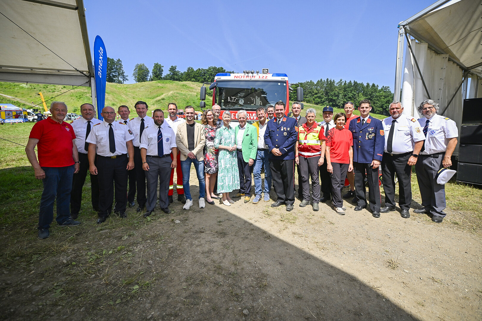 Vertreter und Vertreterinnen der Einsatzorganisationen und der Politik beim großen Sicherheitstag auf der Schleppe Alm.  Fotos: StadtKommunikation/Helge Bauer