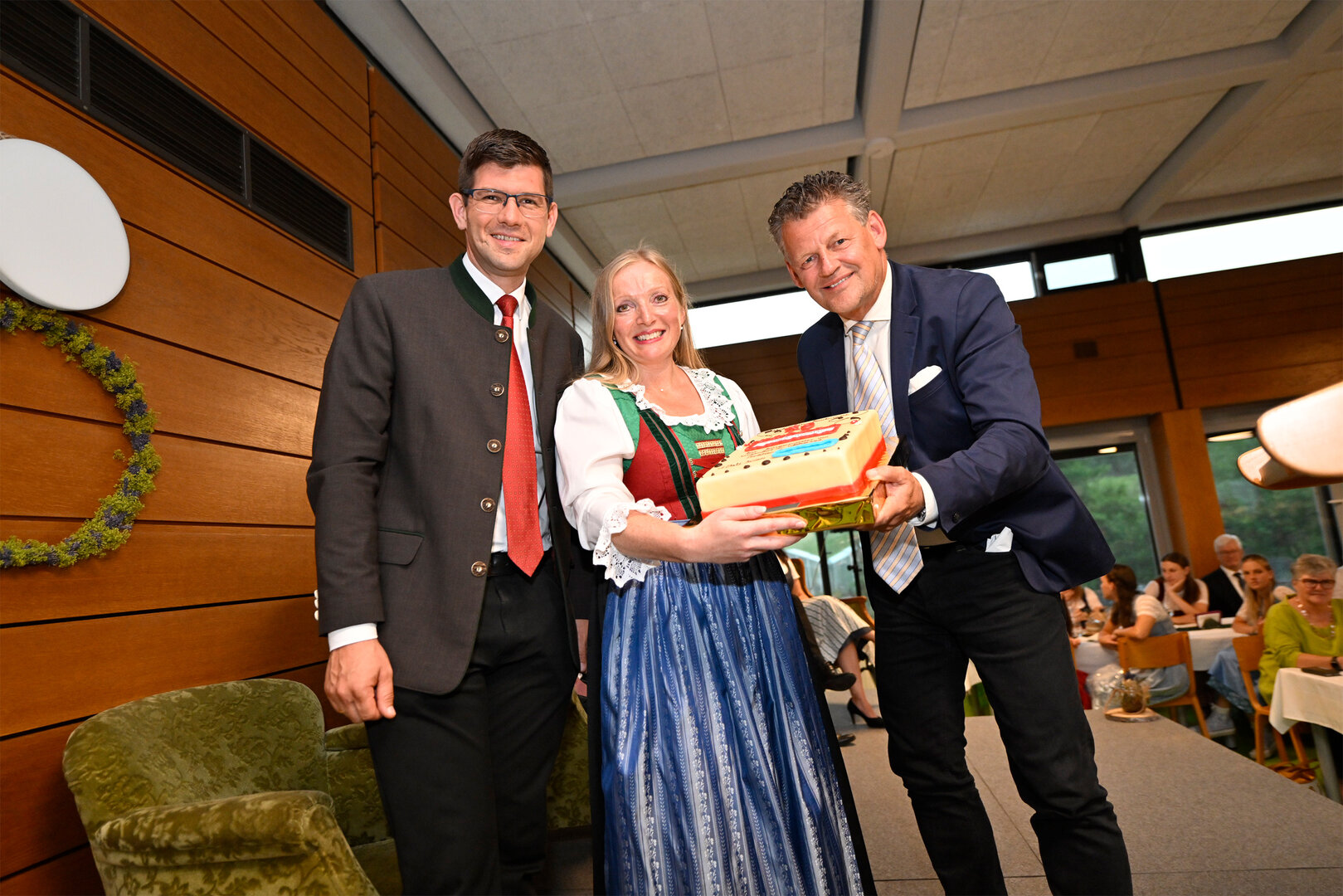 Bürgermeister Christian Scheider und Landeshauptmann-Stellvertreter Martin Gruber gratulierten Direktorin Prof. Ing. Mag. Johanna Michenthaler zu 70 Jahre HBLA Pitzelstätten.