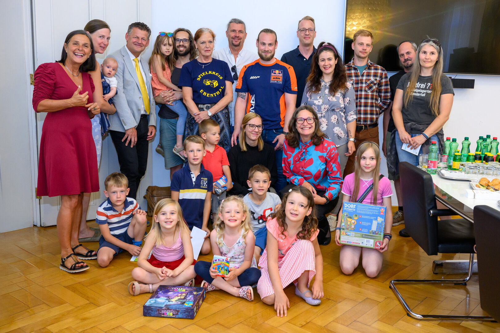 Bürgermeister Christian Scheider und Familienreferentin Stadträtin DI Constance Mochar begrüßten die Gewinner im Rathaus. Foto: StadtKommunikation / Hude