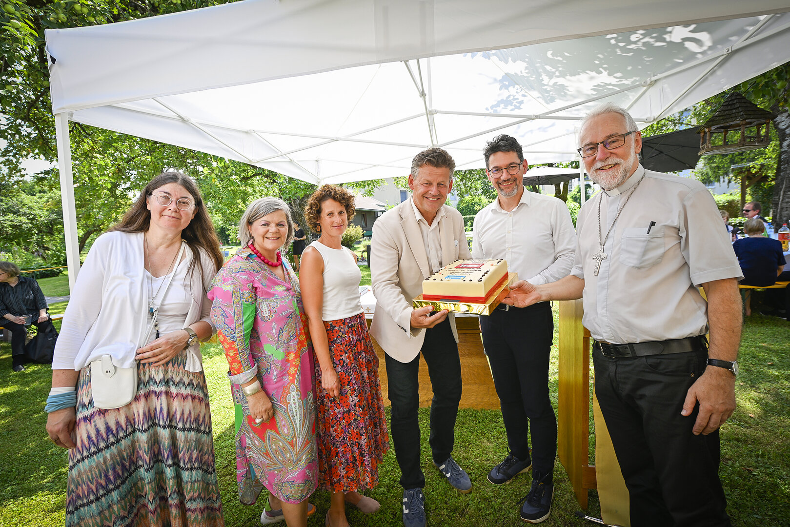 Bürgermeister Christian Scheider bei der 30-Jahr-Jubiläumsfeier mit Sabine Opietnik, der Landtagsabgeordneten Ruth Feistritzer, Mag. Christine Mulz, Caritas Direktor Ernst Sandriesser und Diözesanbischof Dr. Josef Marketz (v.l.). Foto: StadtKommunikation/Bauer