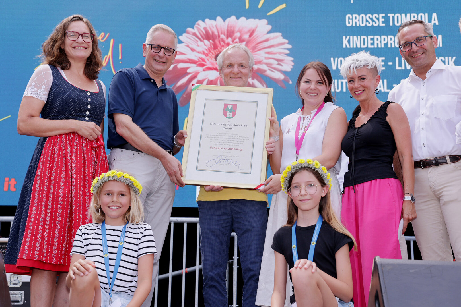 vli.: Stadträtin Dipl. Ing. Constance Mochar, Vizebürgermeister MMag. Dr. Alexander Kastner, Hans-Jörg Neumann (Obmann Krebshilfe Ktn.), Theresa Neumann (GF Krebshilfe Ktn.), Petra Theissl (Krebshilfe Ktn.), Stadtrat Mag. Franz Petritz mit Florentina & Victoria (re.) Foto: StadtKommunikation / Wajand