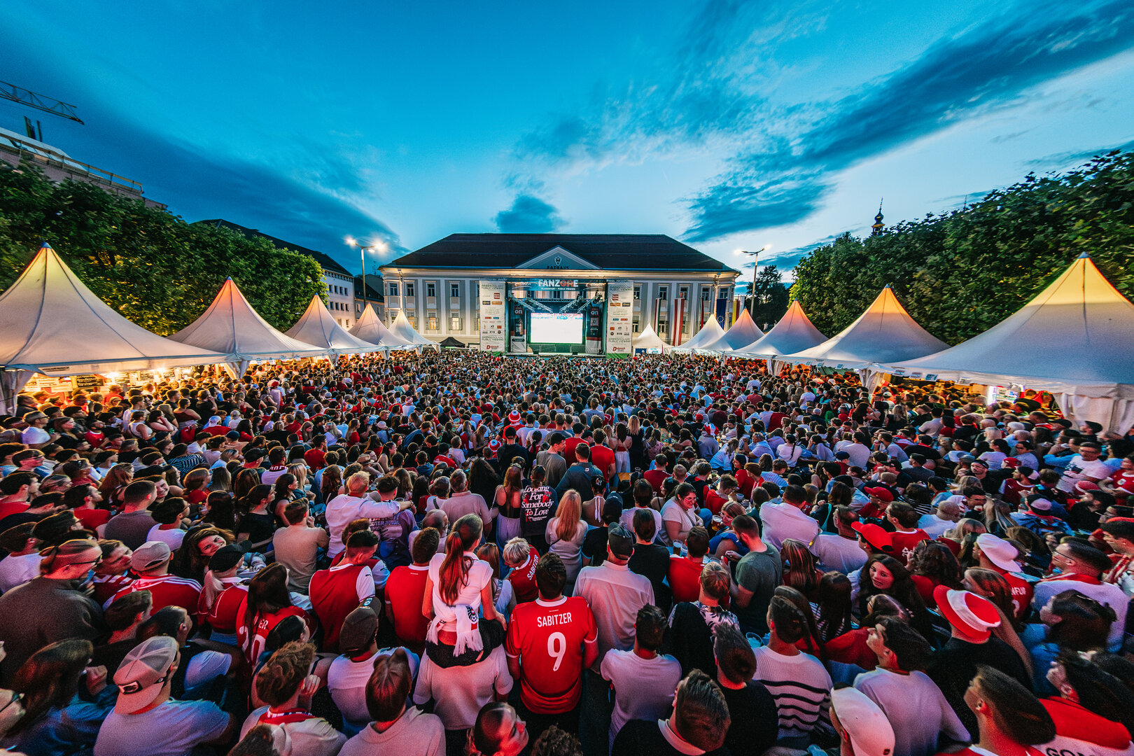 Beste Stimmung und bis auf den letzten Platz ausgefüllt: Der Neue Platz während des Public Viewings der heurigen EM 2024. Foto: SK/Zangerle