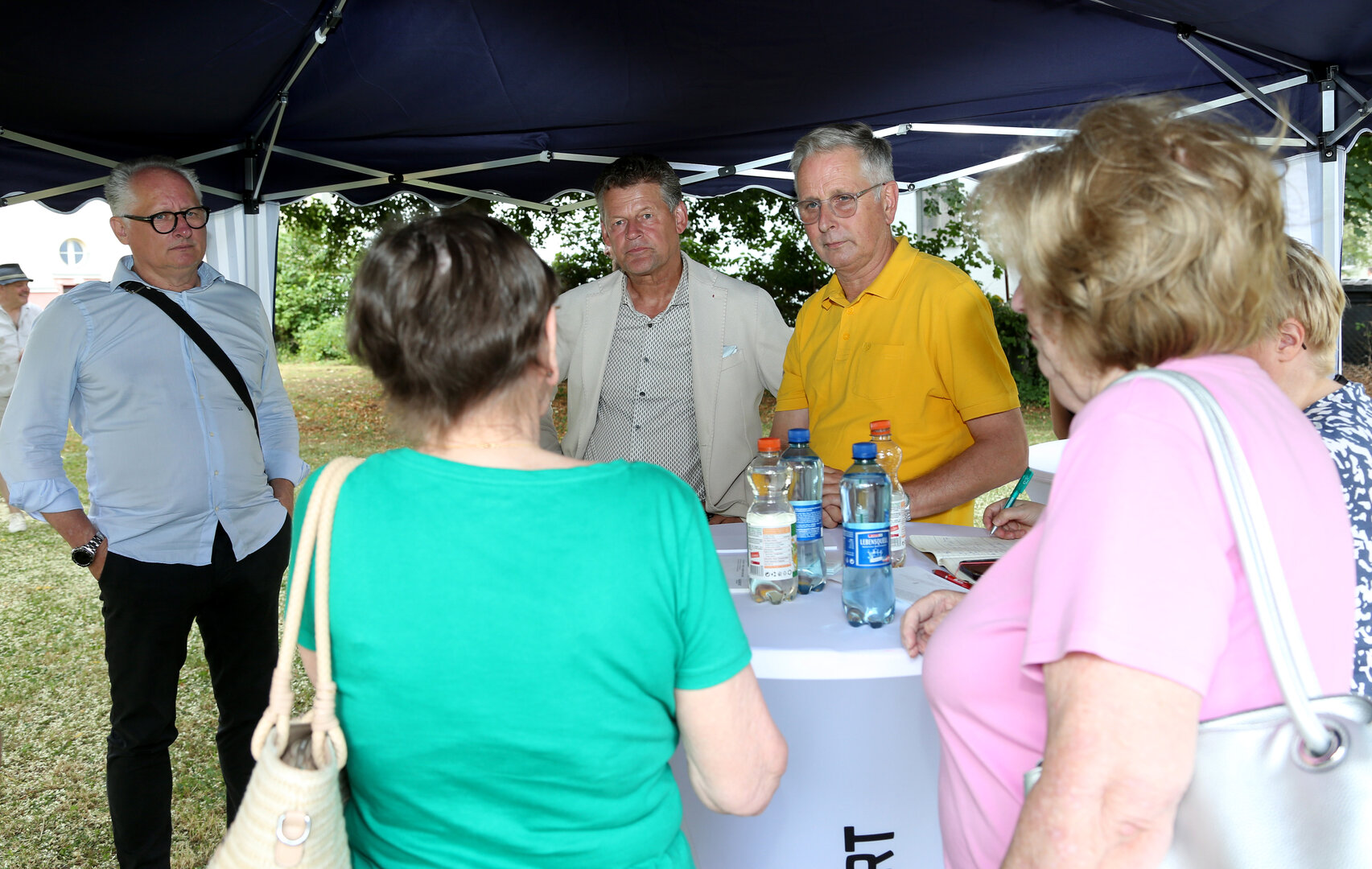 In angenehmer Atmosphäre im Park der Hugo-Wolf-Gasse konnten die Anwohner der städtischen Wohnanlagen ihre Anliegen mit den verantwortlichen aus Politik und Verwaltung persönlich besprechen.   Foto: StadtKommunikation / Krainz