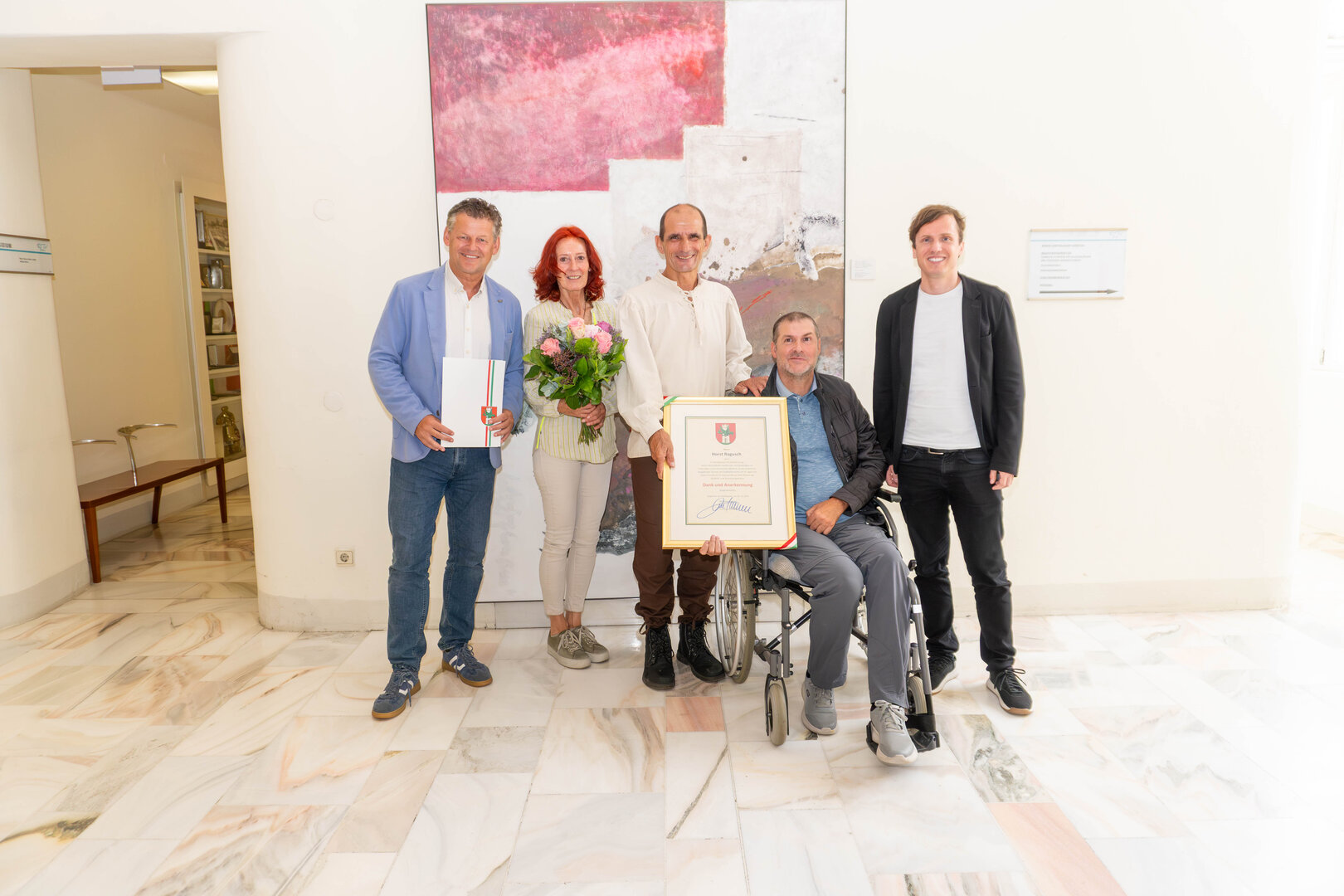 Bürgermeister Christian Scheider überreichte Horst Ragusch die Dank- und Anerkennungsurkunde der Landeshauptstadt Klagenfurt. V.l. Bürgermeister Christian Scheider, Horst Ragusch mit seiner Lebensgefährtin Karin, Gemeinderat Markus Geiger und Vizebürgermeister Ronald Rabitsch. Foto: StadtKommunikation/Wiedergut