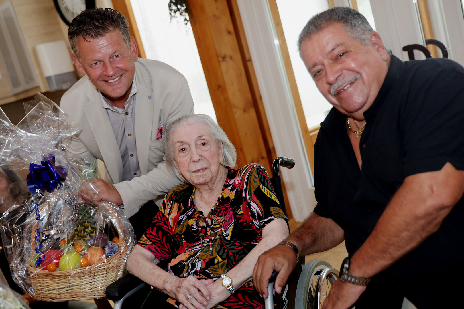 Die Jubilarin Maria Fuchs und ihr Sohn Gerald freuten sich über den Besuch von Bürgermeister Christian Scheider. Foto: StadtKommunikation/Wajand