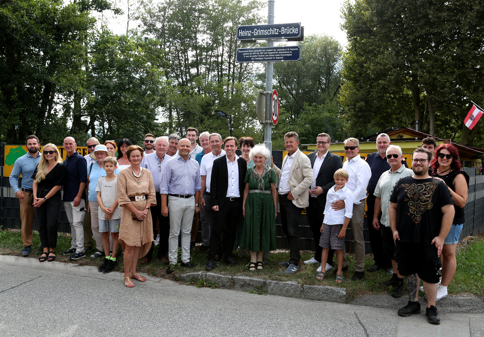 Bürgermeister Christian Scheider enthüllte gemeinsam mit Waltraut Grimschitz, Vizebürgermeister Ronald Rabitsch, den Gemeinderäten Mag. Martin Lemmerhofer, Dr. Andreas Skorianz, Julian Geier und Mag. Erich Wappis (Ersatzgemeinderat) sowie mit Familie und Freunden die Heinz-Grimschitz-Brücke im Stadtteil St. Ruprecht. Foto: StadtKommunikation/Krainz