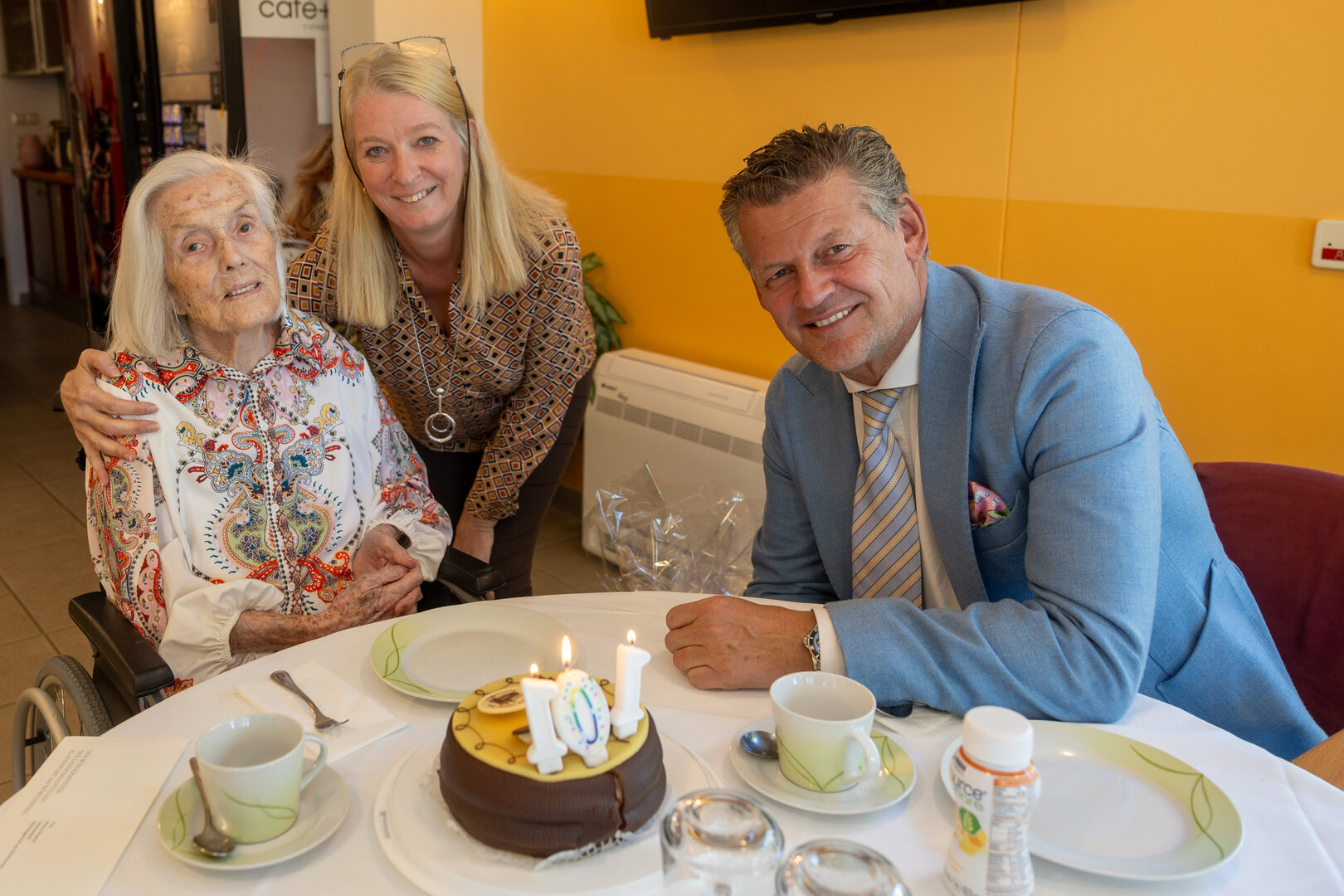 Maria Zimprich mit Pflegedienstleiterin Martina Sorger und Bürgermeister Christian Scheider an ihrem 101. Geburtstag.  Foto: StadtKommunikation / Kulmer