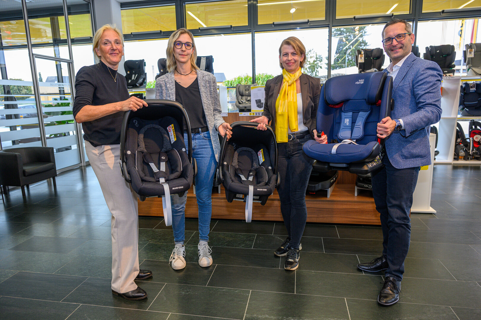 v.l. Dr. Birgit Trattler (Leiterin der Abt. Gesundheit, Jugend und Familie), Sozialarbeiterin Marlene Myslivec, ÖAMTC-Kärnten-Präsidentin Dr. Johanna Mutzl und Stadtrat Mag. Franz Petritz bei der Übergabe der Kindersitze. Foto: StadtKommunikation / Hude