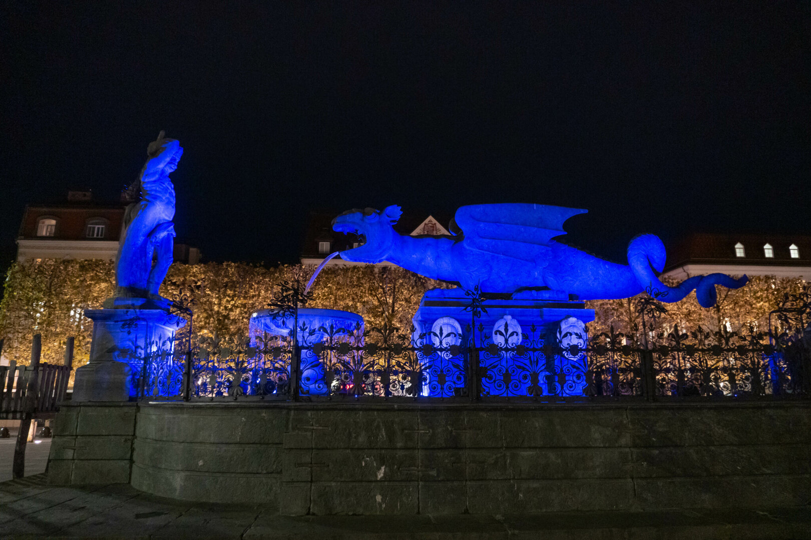 In der Nacht zum Mittwoch wird der Lindwurm blau beleuchtet. Foto: StadtKommunikation/Wiedergut