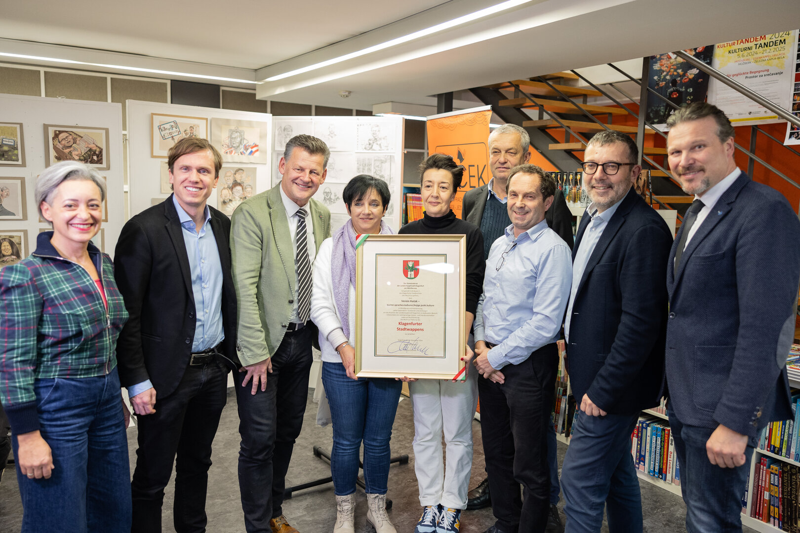 Bürgermeister Christian Scheider, Vizebürgermeister Ronald Rabitsch, Stadtrat Max Habenicht und die Gemeinderäte Mag. Manfred Jantscher, Wolfgang Germ und Mag. art. Sonja Koschier gratulierten Geschäftsführer Hanzi Mlečnik und seinem Team.  Foto: StadtKommunikation/Zangerle